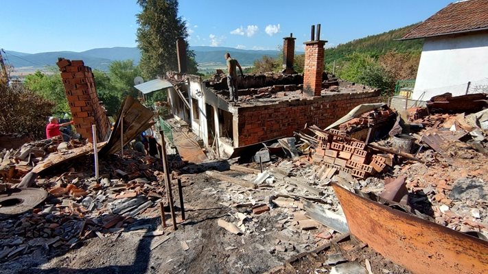Сдружение БЛИЗО ДО ТЕБ от Дупница набра 2375 лева за изгорелите домове на хората в община Трън