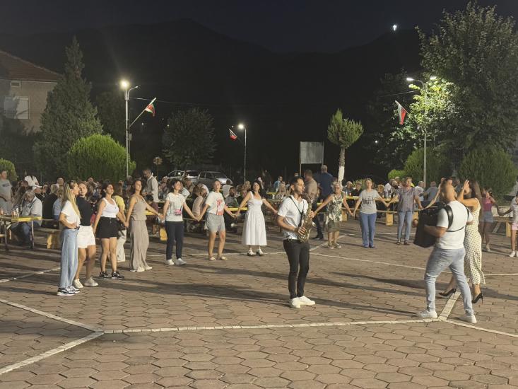 Стотици празнуваха на банкета на кукерската група на Сухата река в село Черниче Стотици празнуваха на банкета на кукерската група на Сухата река в село Черниче