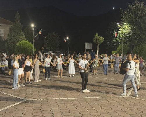 Стотици празнуваха на банкета на кукерската група на Сухата река в село Черниче