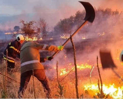 Борбата с пожарите продължава на няколко места в страната