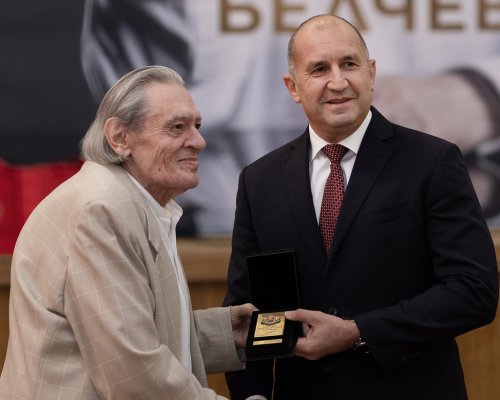 Радев: Бързането с еврото изпразни хазната и сега кабинетът търси пари и разпродава държавата