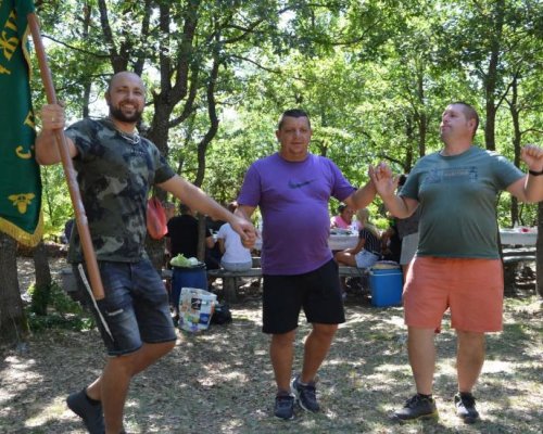 С кръшни хора и наздравици за наслука, ловци от Брежани и Сенокос откриха сезона за пернат дивеч