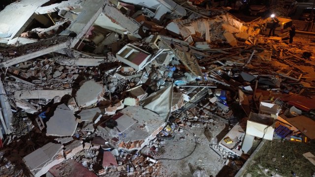 Загинал, десетки ранени и безсънна нощ в Турция след земетресението