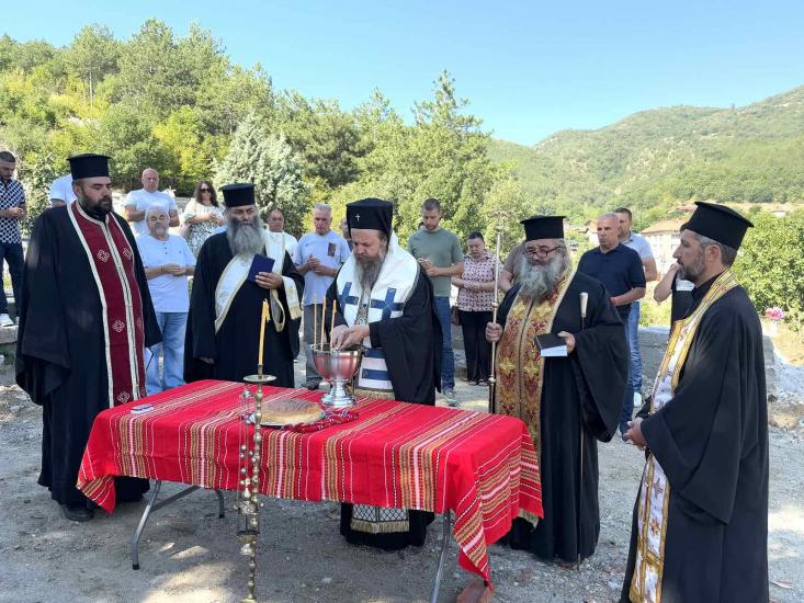 С водосвет и първа копка започна строителството на новата църква в Симитли