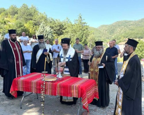 С водосвет и първа копка започна строителството на новата църква в Симитли