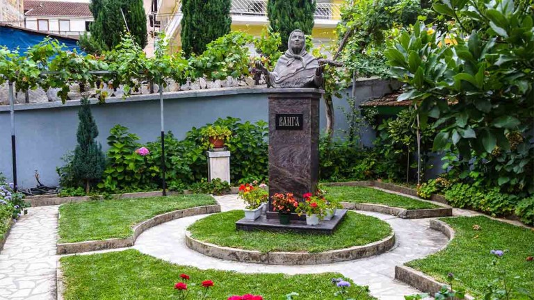 В къщата музей на Ванга в Петрич е подредена изложба на икони и гоблени с лика на Богородица В къщата музей на Ванга в Петрич е подредена изложба на икони и гоблени с лика на Богородица