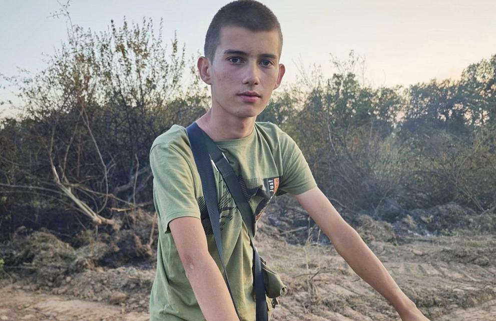 Герой в пламъците: Дете носи вода и надежда на пожарникарите в Сунгурларе Герой в пламъците: Дете носи вода и надежда на пожарникарите в Сунгурларе