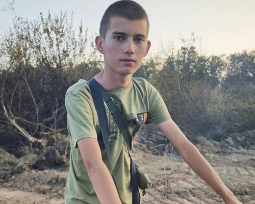 Герой в пламъците: Дете носи вода и надежда на пожарникарите в Сунгурларе