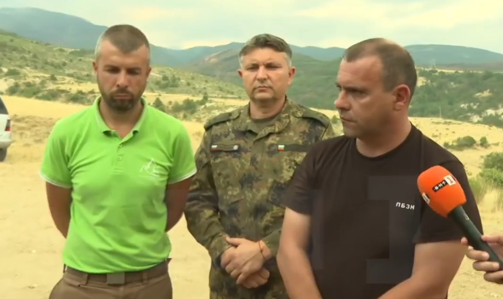 Екипите са изтеглени от един от фронтовете на пожара в Пирин заради върхово горене Екипите са изтеглени от един от фронтовете на пожара в Пирин заради върхово горене