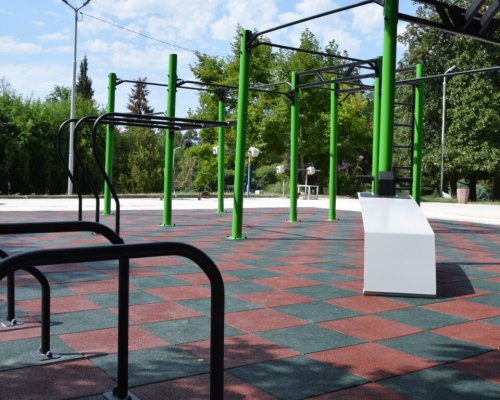 Нова спортна площадка в сърцето на парка в Сандански