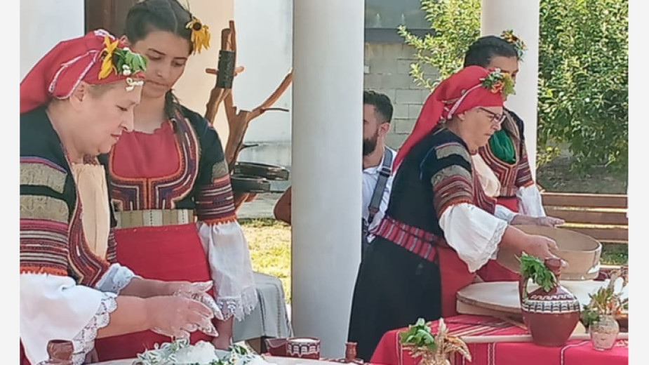 Замесиха богородичен хляб край Кюстендил