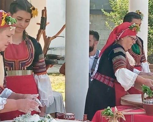 Замесиха богородичен хляб край Кюстендил