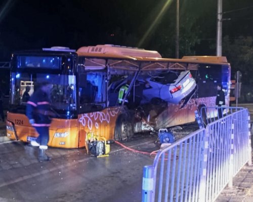 ЗРЕЛИЩНА КАТАСТРОФА В СОФИЯ: Кола се вряза в автобус