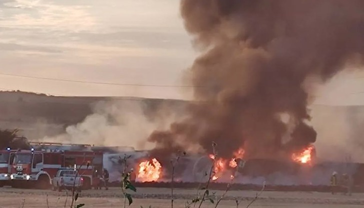 Товарен влак с гориво дерайлира край с. Пясъчево, горят осем вагона