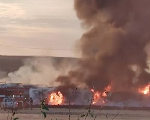 Товарен влак с гориво дерайлира край с. Пясъчево, горят осем вагона