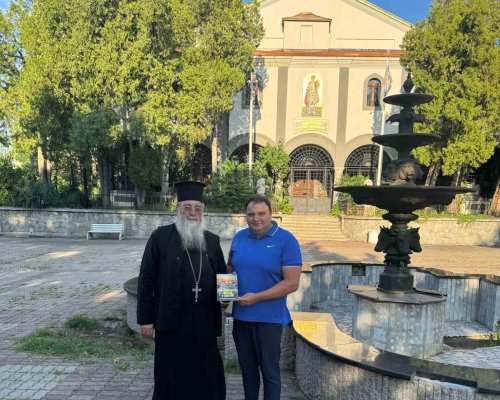 Депутатът Николай Златарски изненада отец Георги Паликарски от Дупница със специален подарък за Голяма Богородица