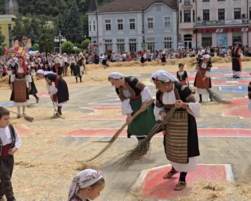 Кюстендил показа най-голямата шевица в България върху площад Велбъжд(ВИДЕО)