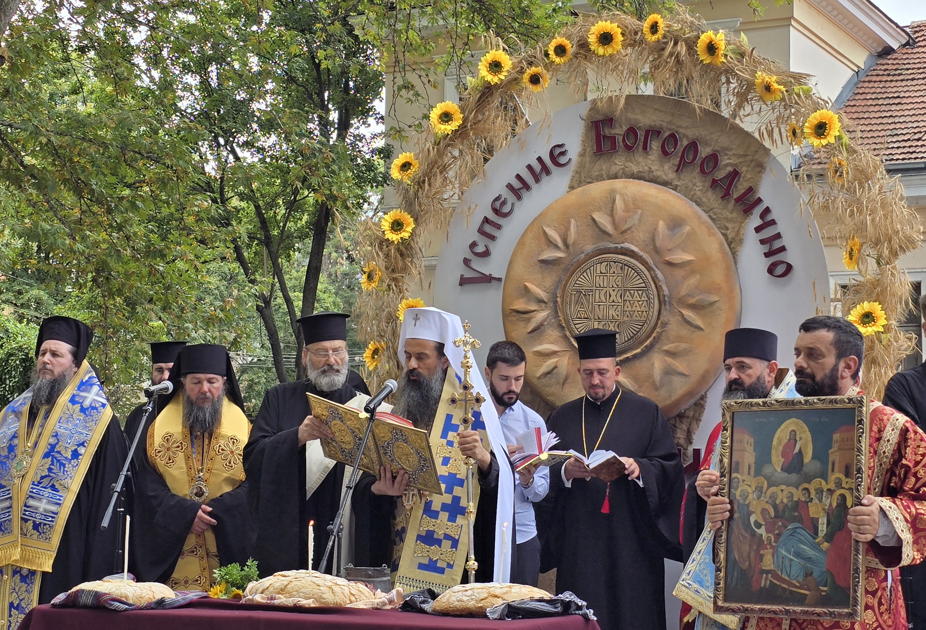 Патриарх Даниил благослови Кюстендил и призова да се молим за мир по света! Патриарх Даниил благослови Кюстендил и призова да се молим за мир по света!