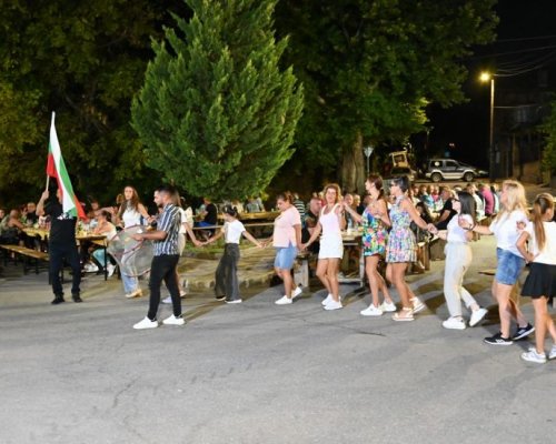 Кукерски банкети разтресоха Крупник