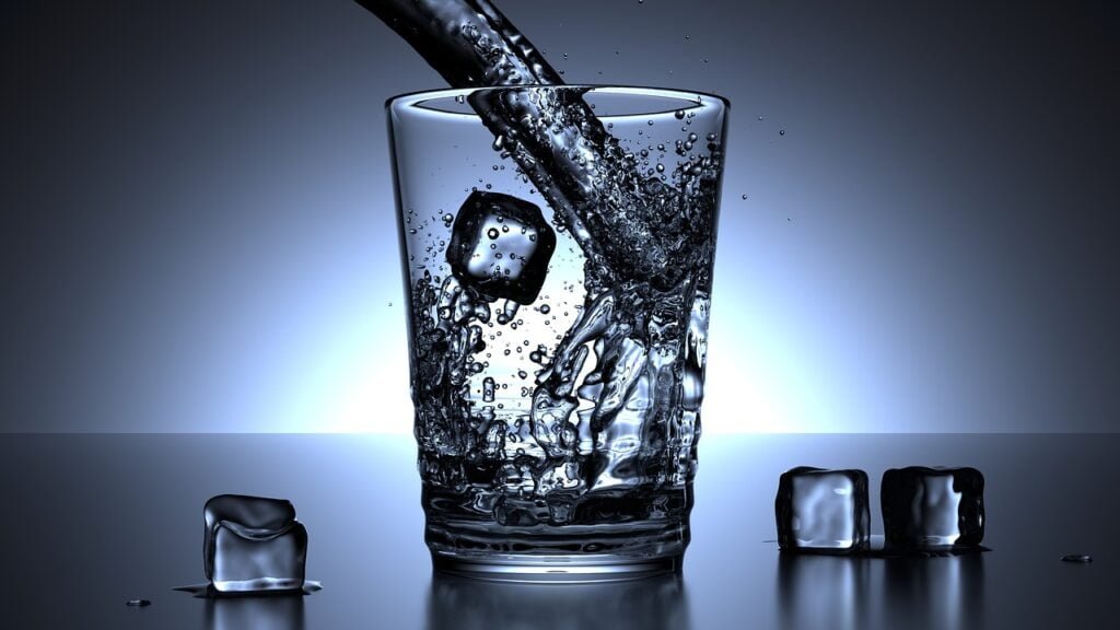 8-10 чаши вода дневно спасяват бъбреците в жегите