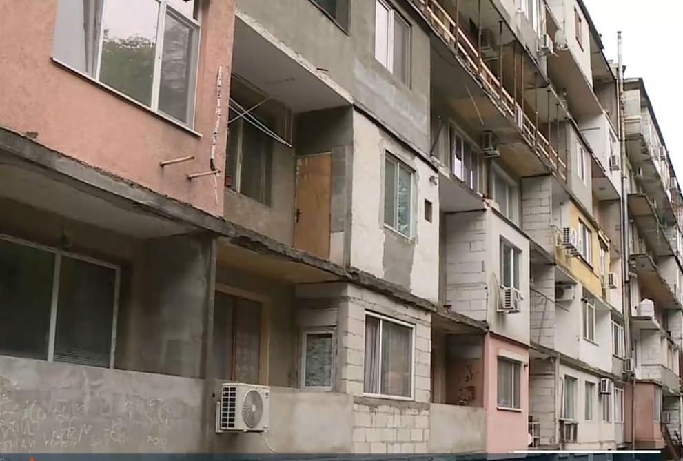 Блок в Свищов остана без тераси след прекъснато саниране, дядо падна и загина