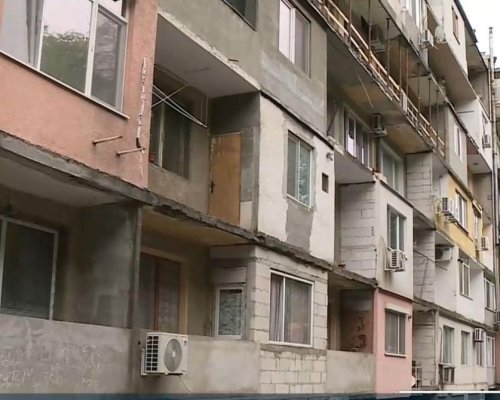 Блок в Свищов остана без тераси след прекъснато саниране, дядо падна и загина
