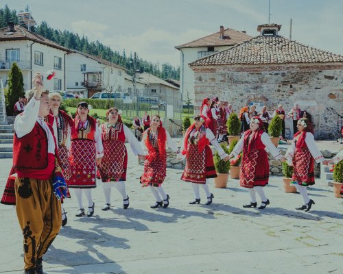Баня в трескава подготовка за фолклорния фестивал-Свири ми се, пее ми се, оро ми се игра