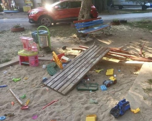 След употреба на алкохол и бягайки от полицията: Шофьор се вряза в детска площадка в София