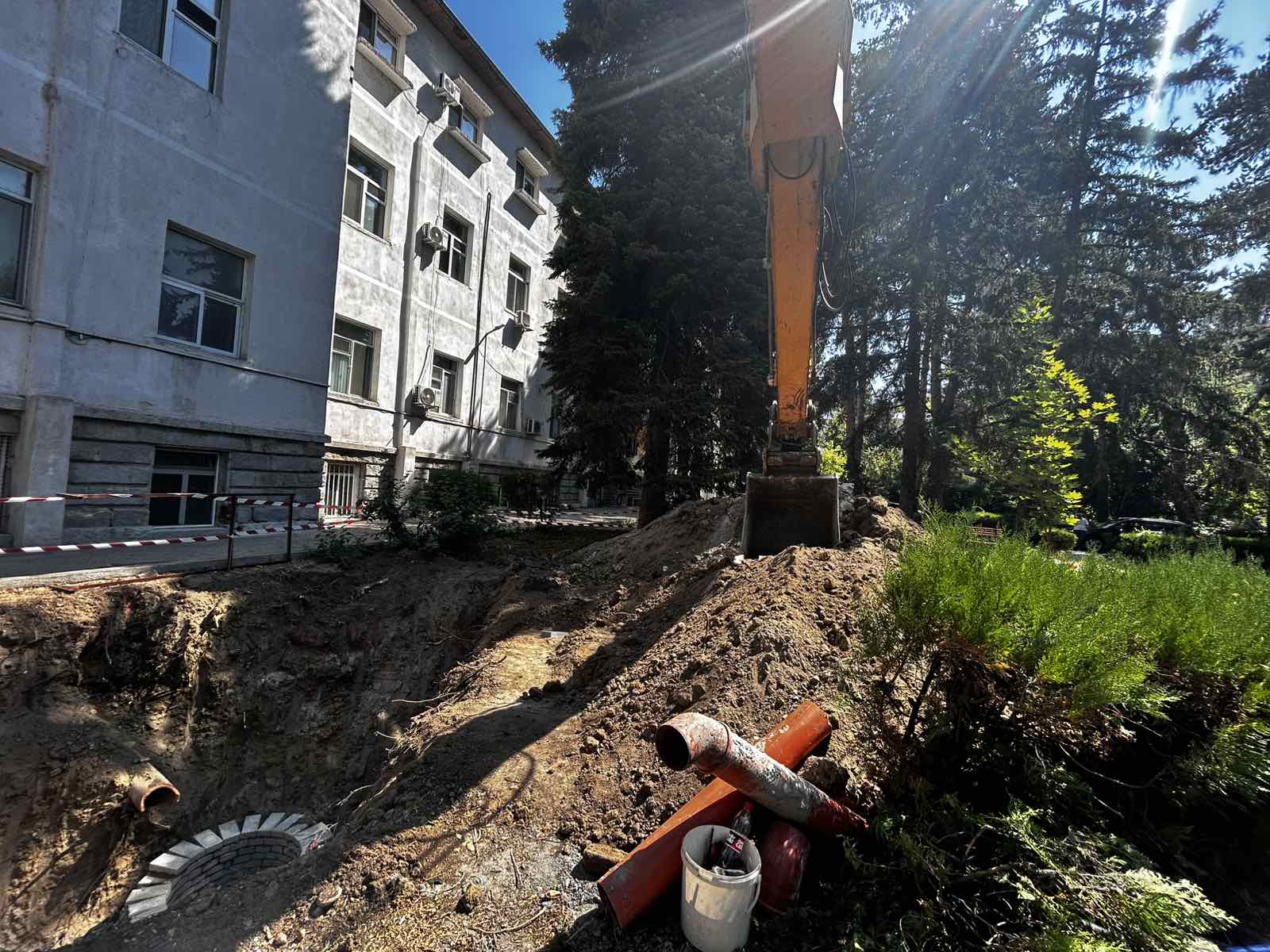 Община Сандански подменя стария канализационен тръбопровод в болницата