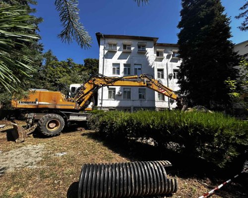 Община Сандански подменя стария канализационен тръбопровод в болницата