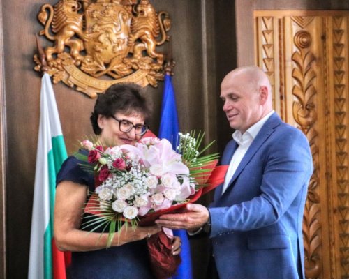 Кметът на Банско с признателност изпрати в заслужена почивка дългогодишния директор на ОУ Св. Климент Охридски в Добринище