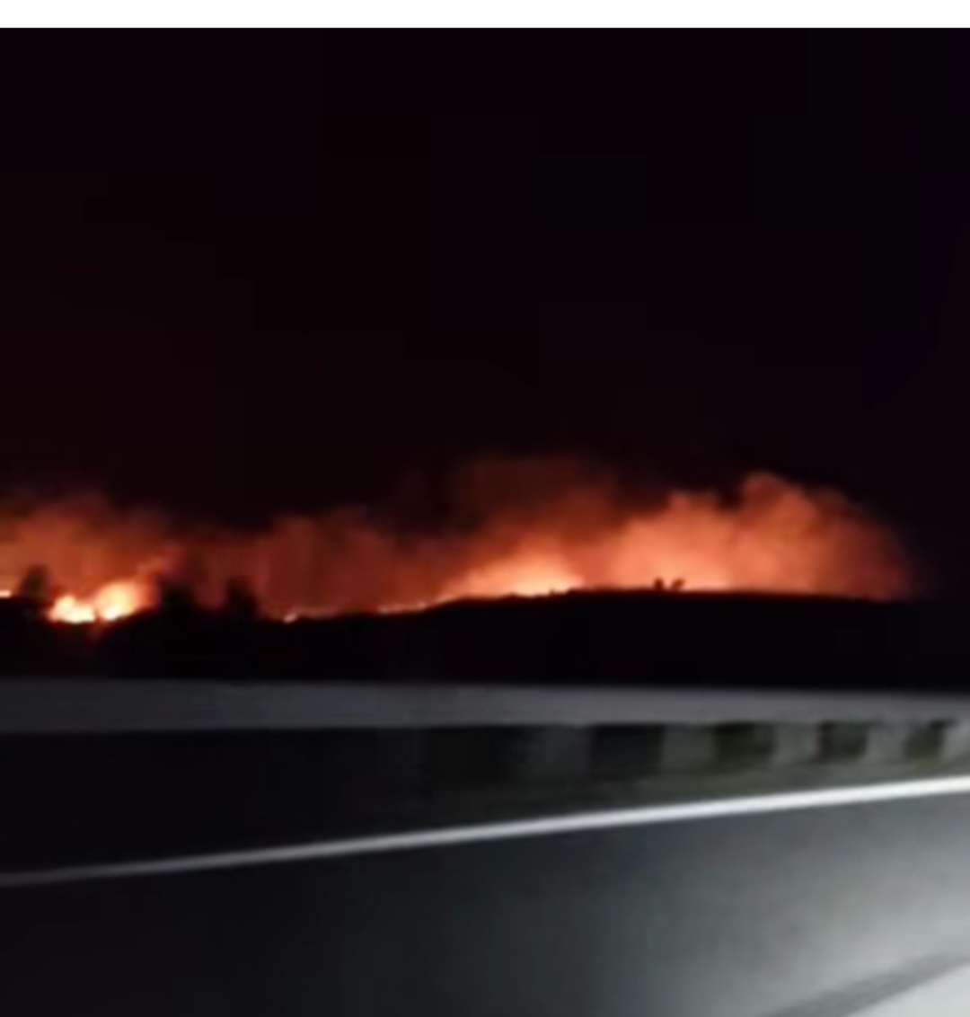 Пет екипа пожарникари гасиха огромен пожар край Бобов дол
