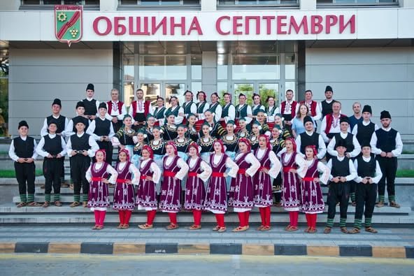 Добринище продължава лятната си културна програма с танцова феерия от ансамбъл Загоровче