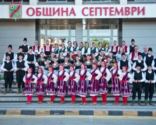 Добринище продължава лятната си културна програма с танцова феерия от ансамбъл Загоровче