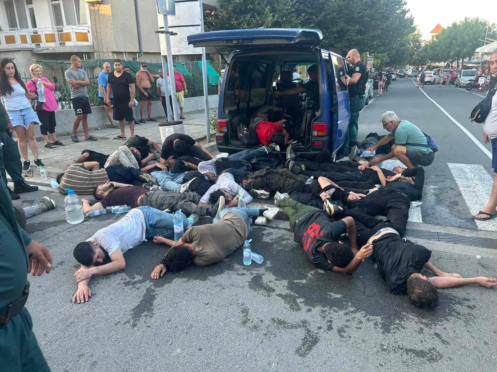 Гранична полиция откри 24 мигранти натъпкани в бус