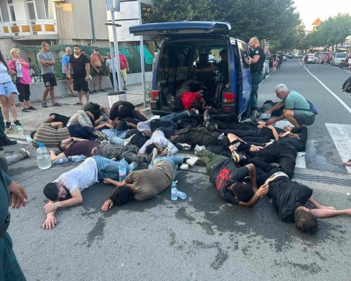 Гранична полиция откри 24 мигранти натъпкани в бус