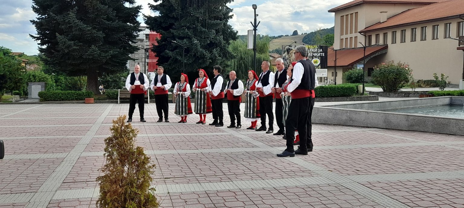 Фолклорен ансамбъл Белица показа истинска отдаденост и любов към изкуството Фолклорен ансамбъл Белица показа истинска отдаденост и любов към изкуството