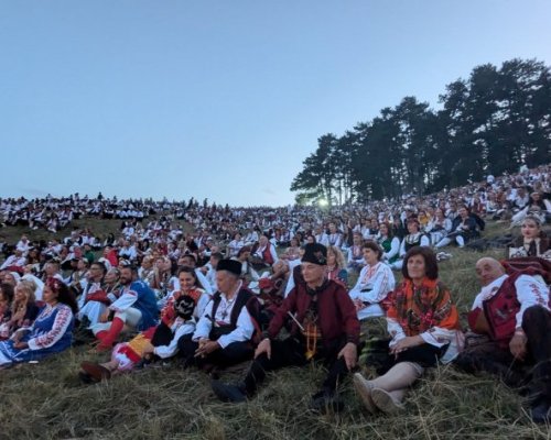 Хиляди се събраха в Жеравна за Фестивала на народната носия