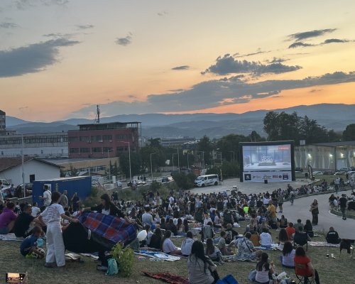 Лятно кино под звездите  превърна Благоевград в сцена на вдъхновяващи истории и обичано българско кино