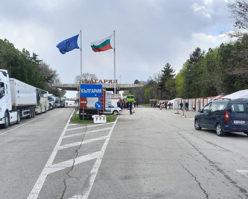 Интензивен е трафикът за леки автомобили на граничните пунктове Kапитан Андреево и Kалотина