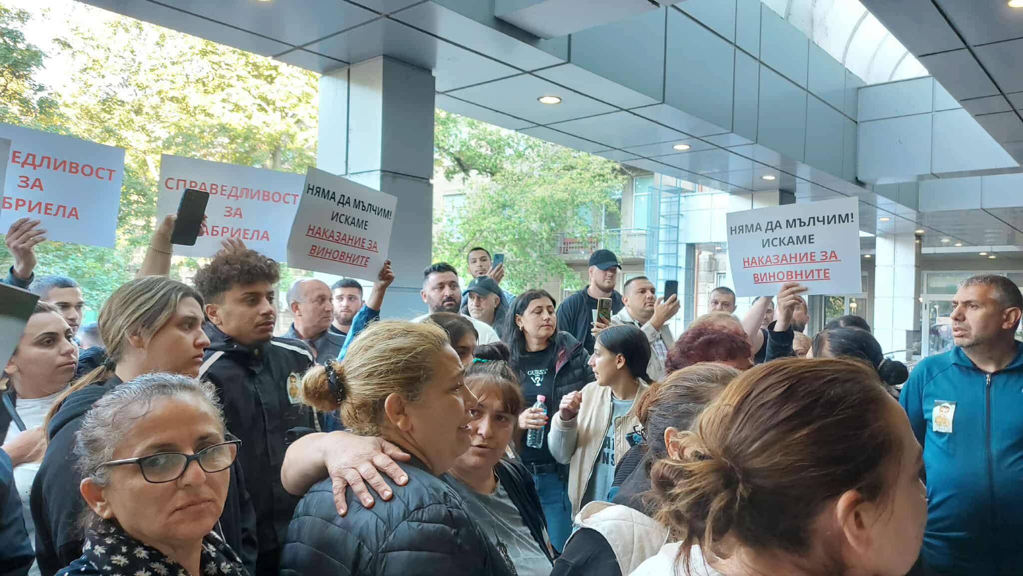 СЛЕД СМЪРТТА НА РОДИЛКА: Напрежение в Русе, близките на майката плашат болницата с нападение! СЛЕД СМЪРТТА НА РОДИЛКА: Напрежение в Русе, близките на майката плашат болницата с нападение!
