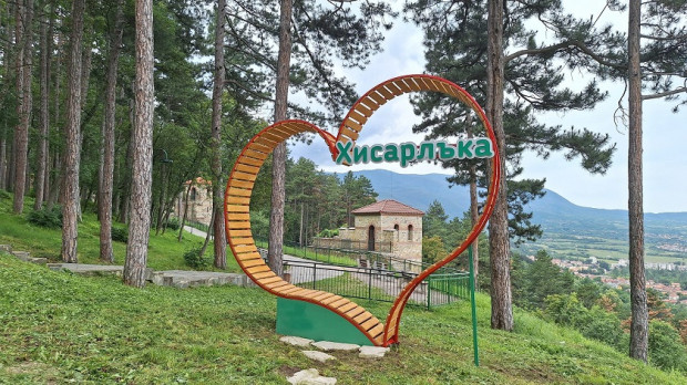 Хисарлъка  на финалната права: Приключенски парк ще посреща туристи с въжен парк, екопътека и алпийски тролей