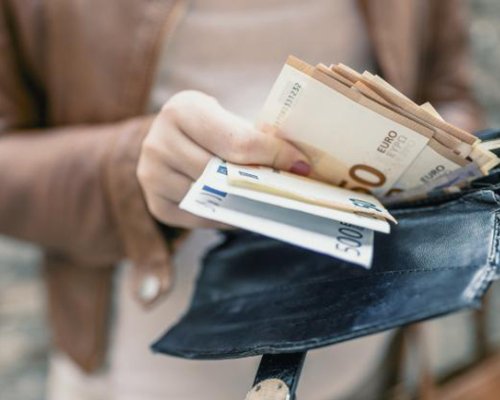 Минималната работна заплата става 1213 лв. (620,20 евро) от 1 януари 2026 г.