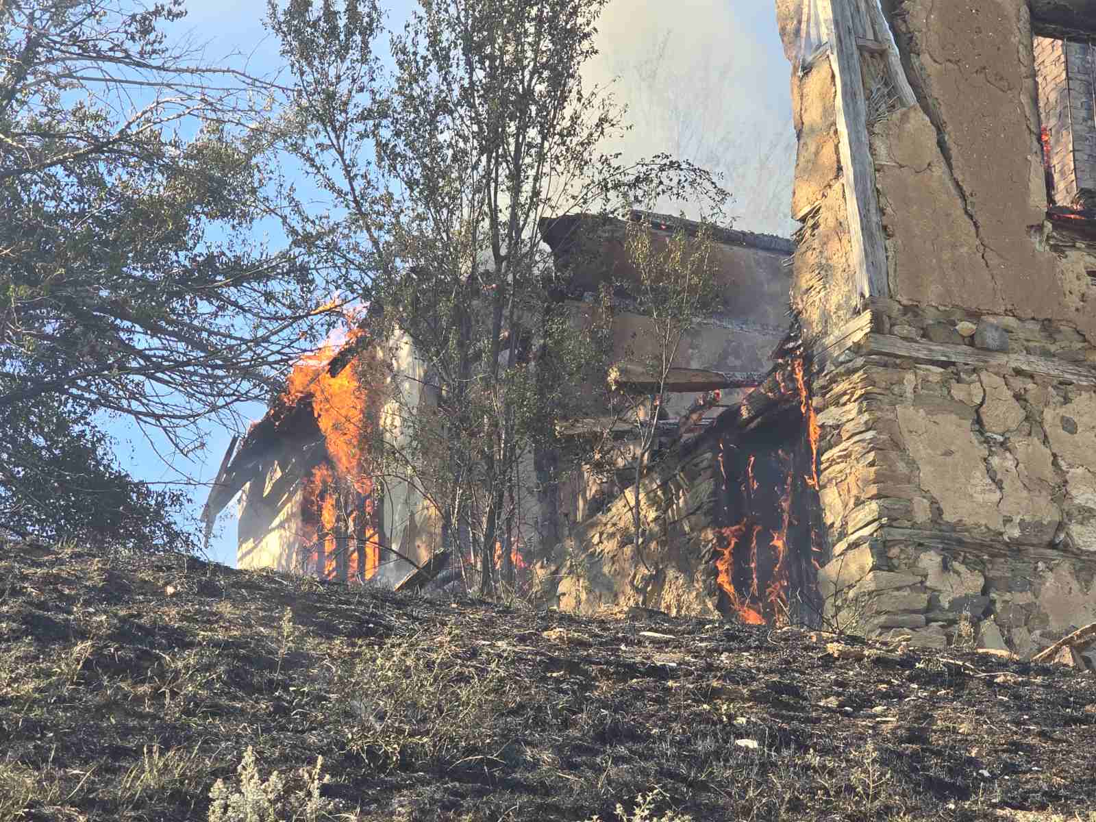 Изгоряха къщи и плевня при пожара в благоевградското село Селище