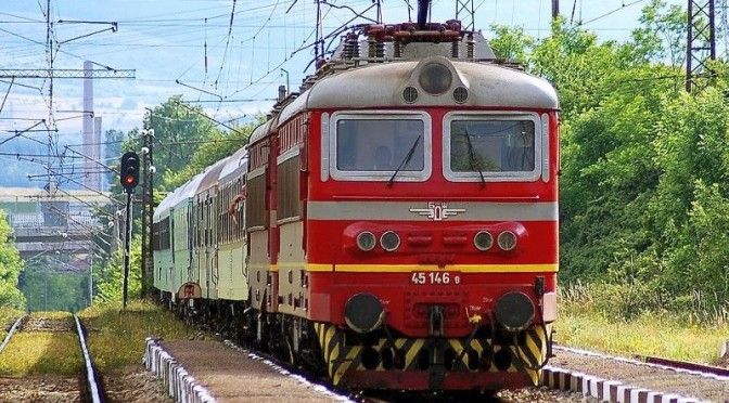 Две момичета скочиха от движещ се влак Две момичета скочиха от движещ се влак