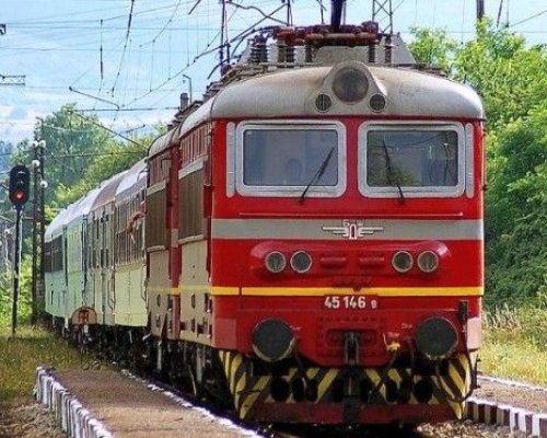 Две момичета скочиха от движещ се влак