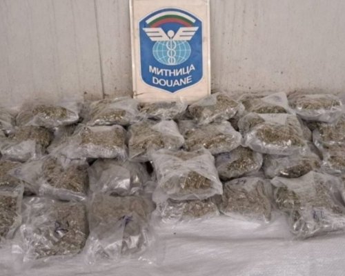 Марихуана в газова бутилка на лек автомобил откриха митническите служители на МП Капитан Андреево