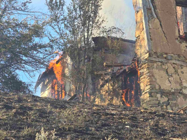 Добра новина: Пожарът в село Селище е потушен
