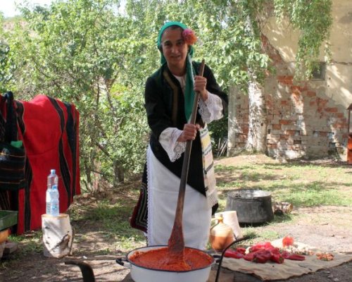 Ароматът на логодажката лютеница минава границата и дразни небцето