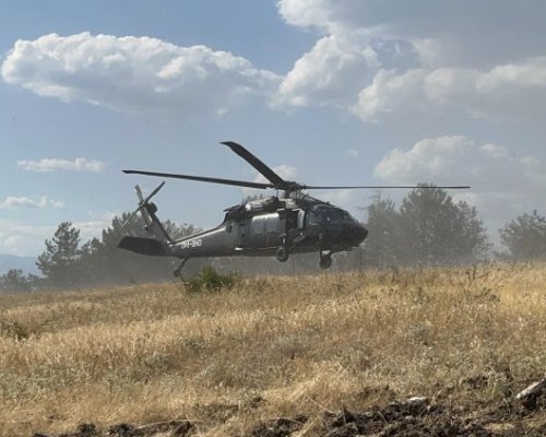 Военнослужещи и хеликоптер се включиха в гасенето на пожара в парк Рила